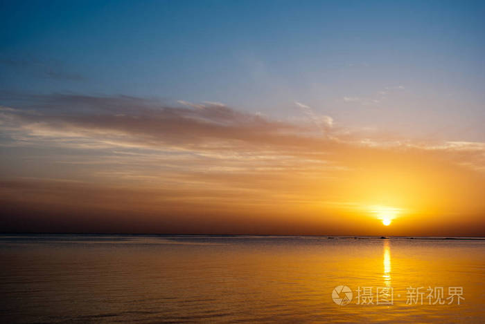 清晨的红海底下晒太阳.傍晚日落,对水反射.金色的日出和蓝天.