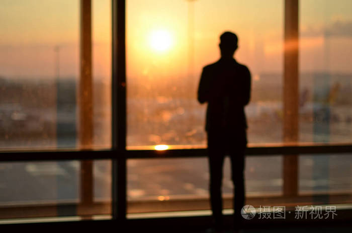 男人在机场等待模糊背景