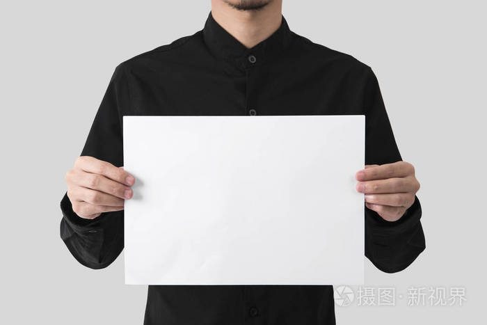 照片 手显示空白纸a4传单的模型模板标志品牌在灰色背景.jpg