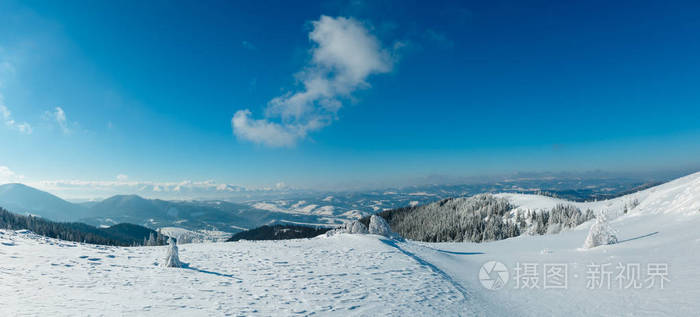 冬季平静的山景山坡上有美丽的霜树和雪堆乌克兰喀山脉