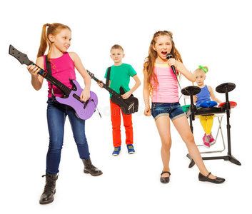 酷的孩子玩乐器作为摇滚乐队