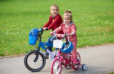 带自行车的男孩和女孩