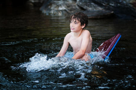男孩 游泳 假期 小孩 童年 享受 小屋 浮动 夏天 乐趣