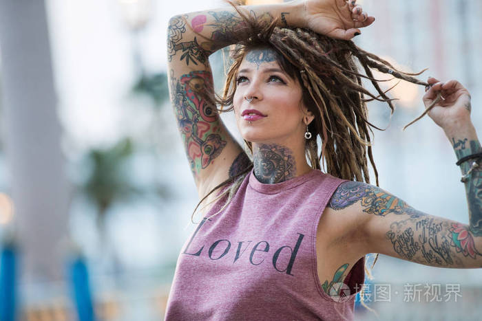 美丽的嬉皮士女孩有纹身和可怕的