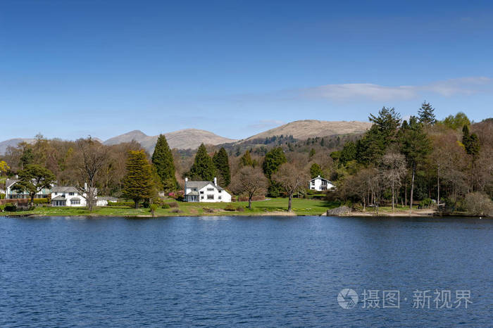 的湖畔村坐落在风景优美的湖区国家公园南拉克兰北英格兰西北部英国