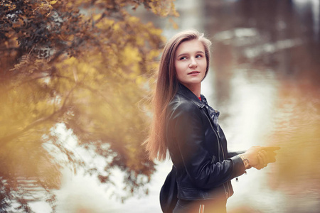 年轻女孩在秋天公园图片