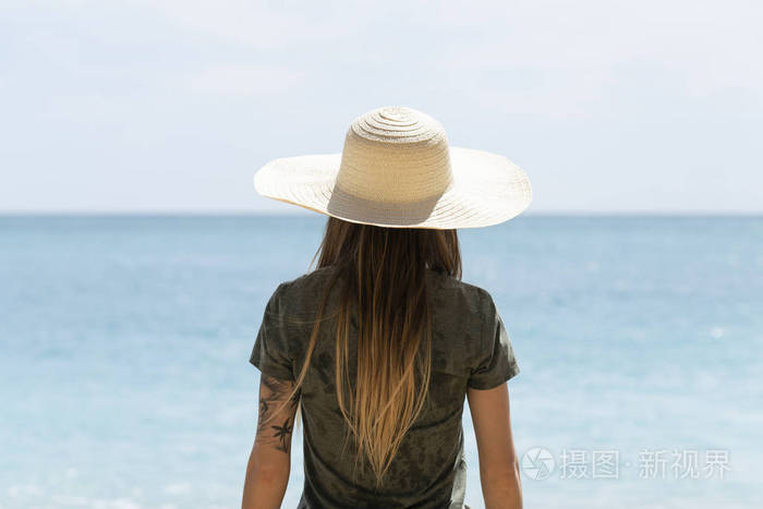 海滩上戴帽子的女孩