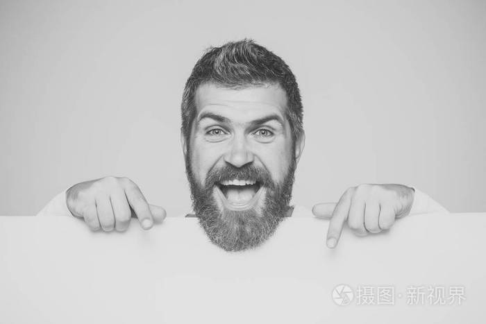 时尚模特男时尚的外观.灰色背景的人或胡子男子