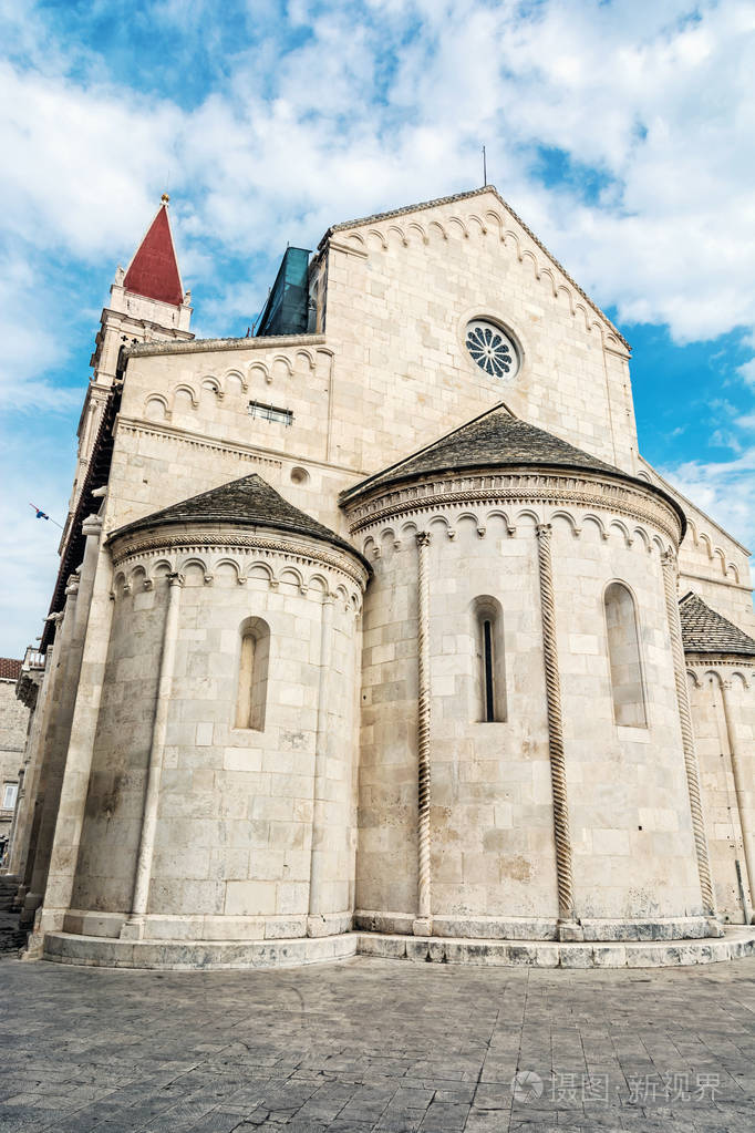 圣劳伦斯大教堂是一座罗马天主教的三重naved basilica,建于罗吉尔