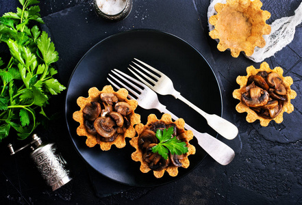 美味的小馅饼，炸蘑菇，欧芹和餐具图片