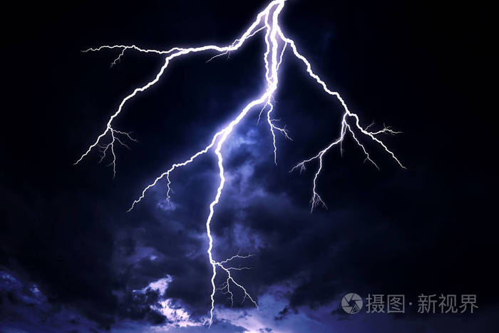 在乌云密布的暴风雨天空上的闪电袭击