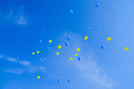 蓝天上喜庆的多色气球图片