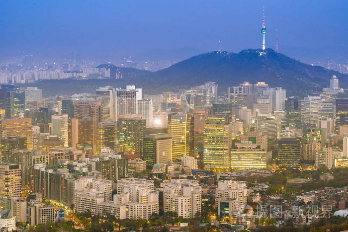 韩国首尔塔与首尔市中心城市景观的空中日落和夜景