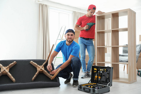 新家装配家具的男性搬运工图片