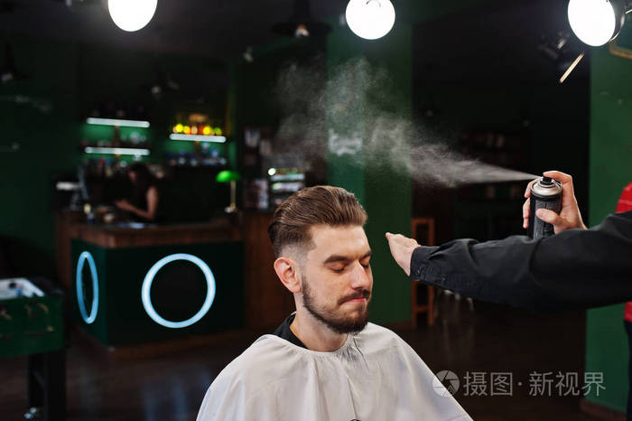理发店里长胡子的帅哥上班的理发师