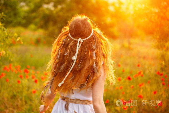 红发女人在阳光下奔跑.
