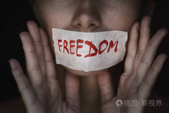 言论自由的概念:一个人的嘴用胶带封口