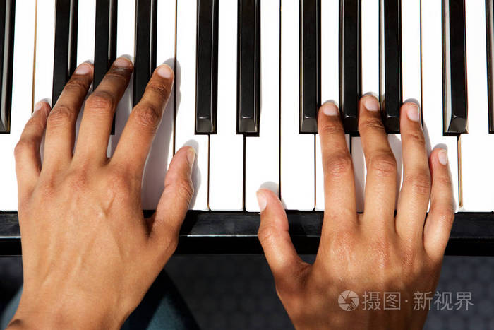 近距离观看女性手弹钢琴