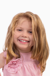 一个可爱的小女孩微笑的特写肖像