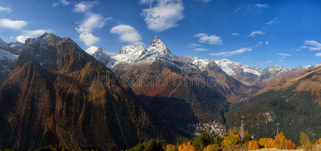 风景 森林 徒步旅行 山腰 自然 环境 美丽的 高加索 冰川