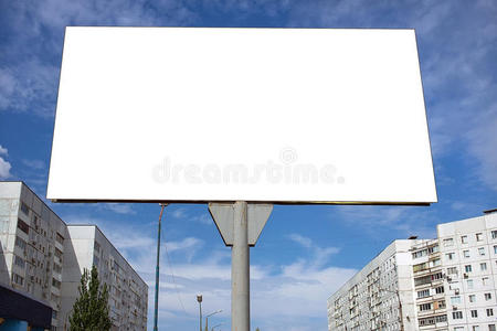 在城市蓝天上的空白广告牌