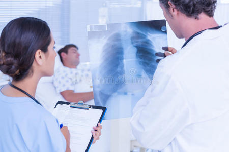 医生检查病人的X光