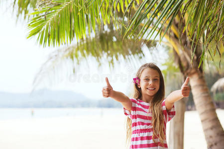 海滩上的小女孩