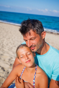 父亲和他女儿在海滩