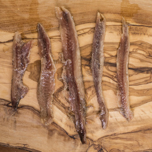 木材上的凤尾鱼鱼片