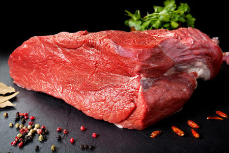 新鲜的生肉。还活着的红肉牛排准备在烧烤上做饭