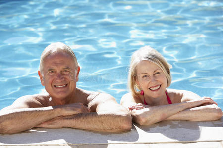 老年人 享受 浪漫 在一起 白种人 假期 水塘 六十年代