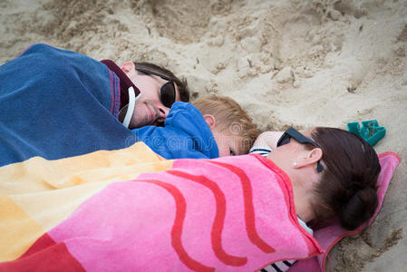 一家人睡在寒冷的海滩上