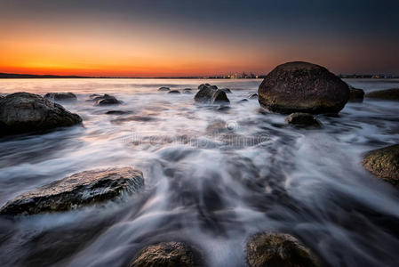 美女 日落 长的 海岸线 黄昏 场景 暴露 波动 阳光 海景