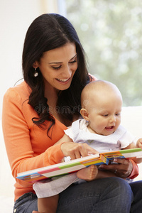 享受 妈妈 阅读 宝贝 古老的 女儿 家庭 在室内 学习