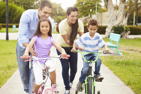 儿童 微笑 女儿 男人 教学 周期 自行车 西班牙裔 年代