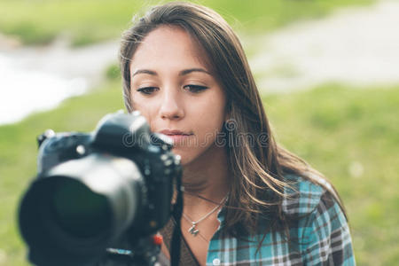 技能 女孩 衬衫 黑发 摄影师 业余爱好 照相机 专业知识