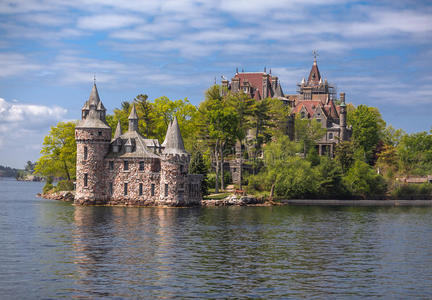 伟大的景观景观与古老的城堡站在湖中