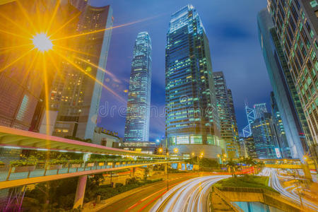 香港的汽车灯光小径和城市景观。