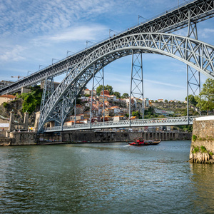 路易斯一世在葡萄牙波尔图的多罗河上的桥。
