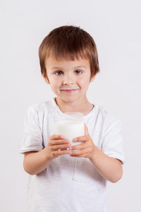 可爱的小男孩，喝牛奶，拿着一杯牛奶，胡子
