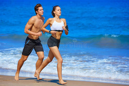 几个年轻人在夏天在海滩上跑步