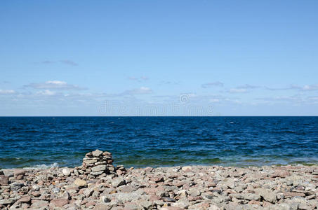 在石头海岸的蓝色景色