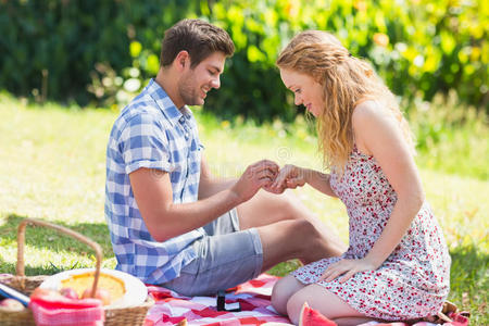 订婚 感情 男人 草坪 公园 白种人 支柱 年代 野餐 手指