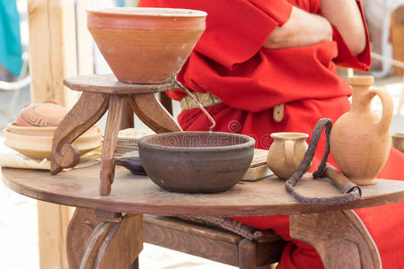 古罗马陶土月光和桌上用具