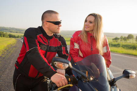 骑摩托车的男人和女人坐在摩托车上