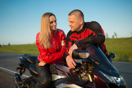 骑摩托车的男人和女人坐在摩托车上