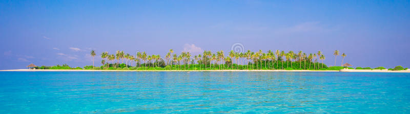印度洋上美丽的绿色热带岛屿