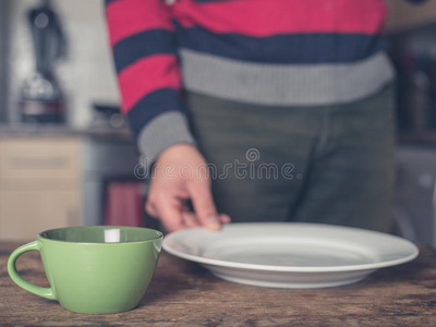 饮料 闲暇 咖啡 盘子 杯子 厨房 桌子 陶器 早晨 男人