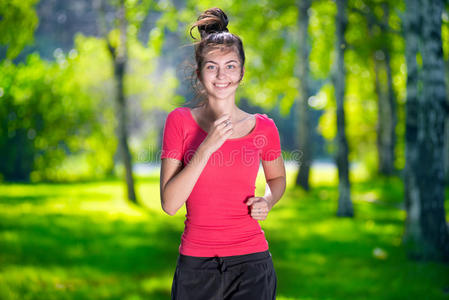 跑步者在绿色公园户外跑步的女人