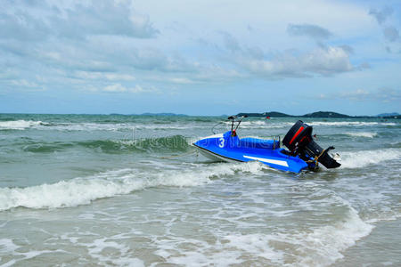 蓝色滑板车和海